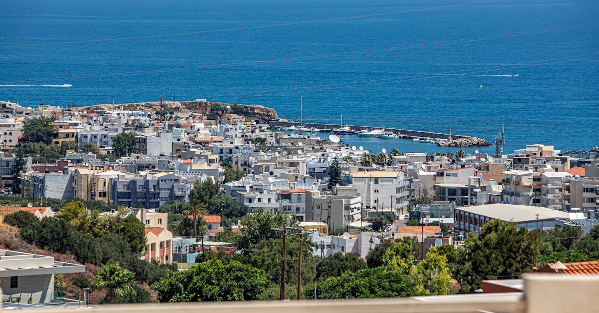 découvrez la beauté envoûtante de la crète, une île grecque riche en histoire, plages de sable doré et paysages spectaculaires. explorez ses charmants villages, dégustez la délicieuse cuisine crétoise et laissez-vous séduire par la diversité naturelle de cette destination méditerranéenne unique.