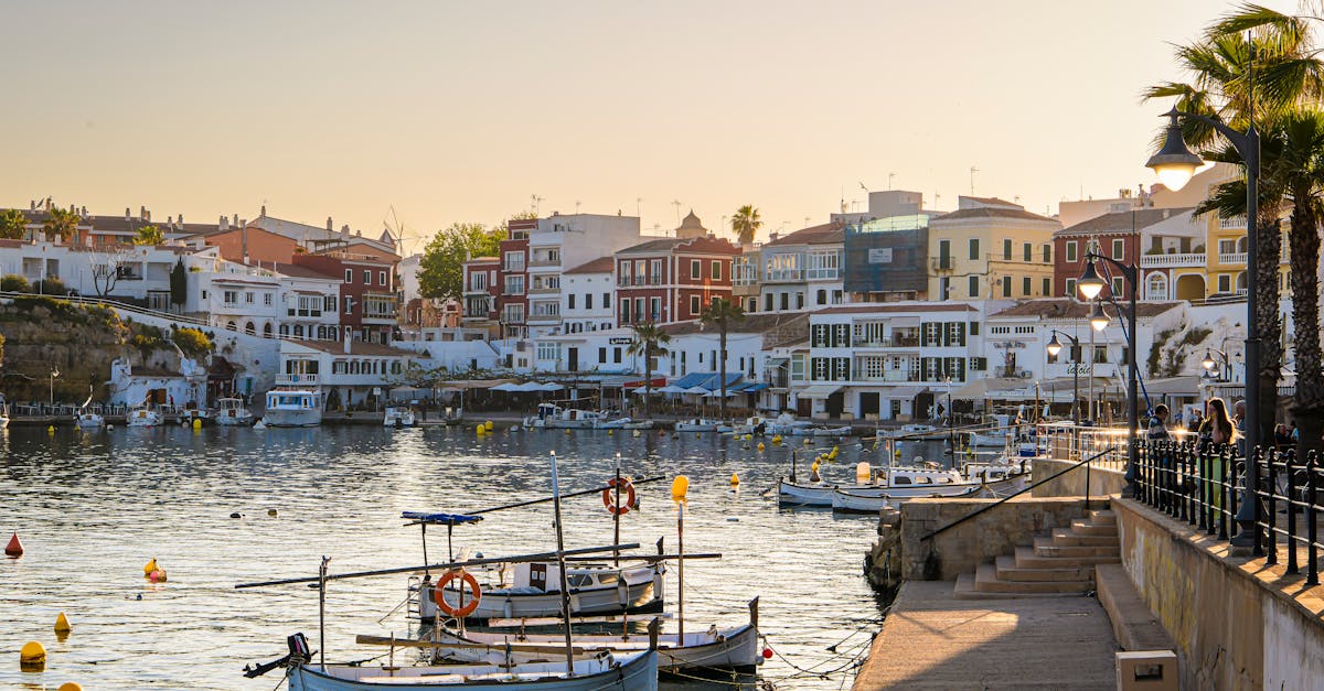 découvrez minorca, une île méditerranéenne pleine de charme, avec ses plages de sable fin, ses paysages préservés et son riche patrimoine culturel. parfait pour des vacances reposantes entre nature et histoire.