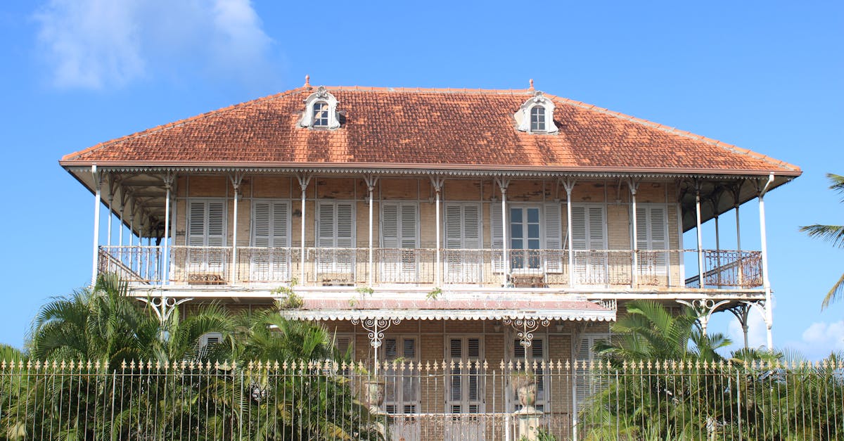 découvrez la beauté envoûtante de la guadeloupe, une destination paradisiaque où plages de sable blanc, eaux turquoises et paysages luxuriants vous attendent. explorez la culture créole, savourez une cuisine délicieuse et profitez d'activités variées allant de la plongée sous-marine aux randonnées dans la nature.