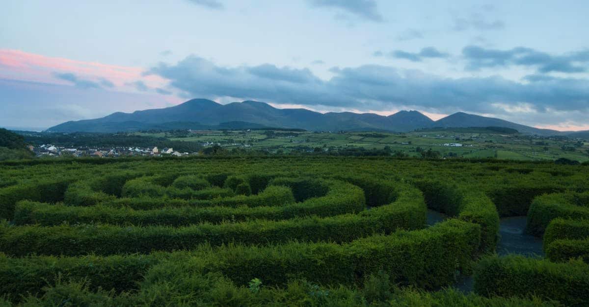 découvrez l'irlande, une terre de légendes et de paysages à couper le souffle. explorez ses châteaux majestueux, ses montagnes verdoyantes et ses côtes sauvages, tout en vous immergeant dans la culture irlandaise riche en histoire et en traditions. parfait pour les amateurs de nature et d'aventure!