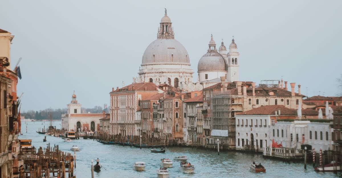 découvrez la magie de venise, une ville flottante emblématique, célèbre pour ses canaux pittoresques, son architecture historique et sa culture vibrante. explorez ses innombrables ponts, dégustez sa délicieuse cuisine et laissez-vous envoûter par son ambiance romantique.