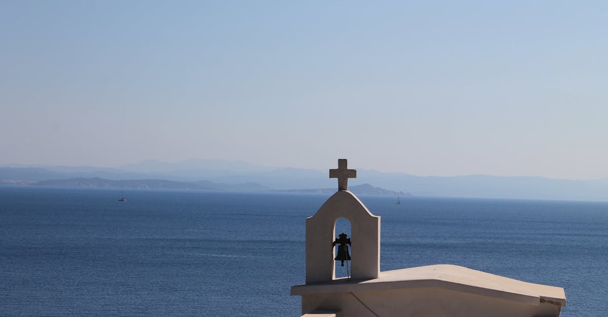 découvrez la beauté sauvage de la corse, une île méditerranéenne alliant montagnes majestueuses, plages de sable fin et une culture riche. explorez ses paysages époustouflants, savourez sa cuisine locale et plongez dans son histoire fascinante.