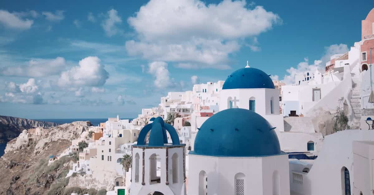 découvrez la grèce, un pays riche en histoire, en culture et en paysages à couper le souffle. explorez ses îles enchanteresses, savourez sa délicieuse cuisine méditerranéenne et plongez-vous dans les vestiges de l'antiquité. la grèce vous invite à vivre des moments inoubliables au cœur de la mer égée.