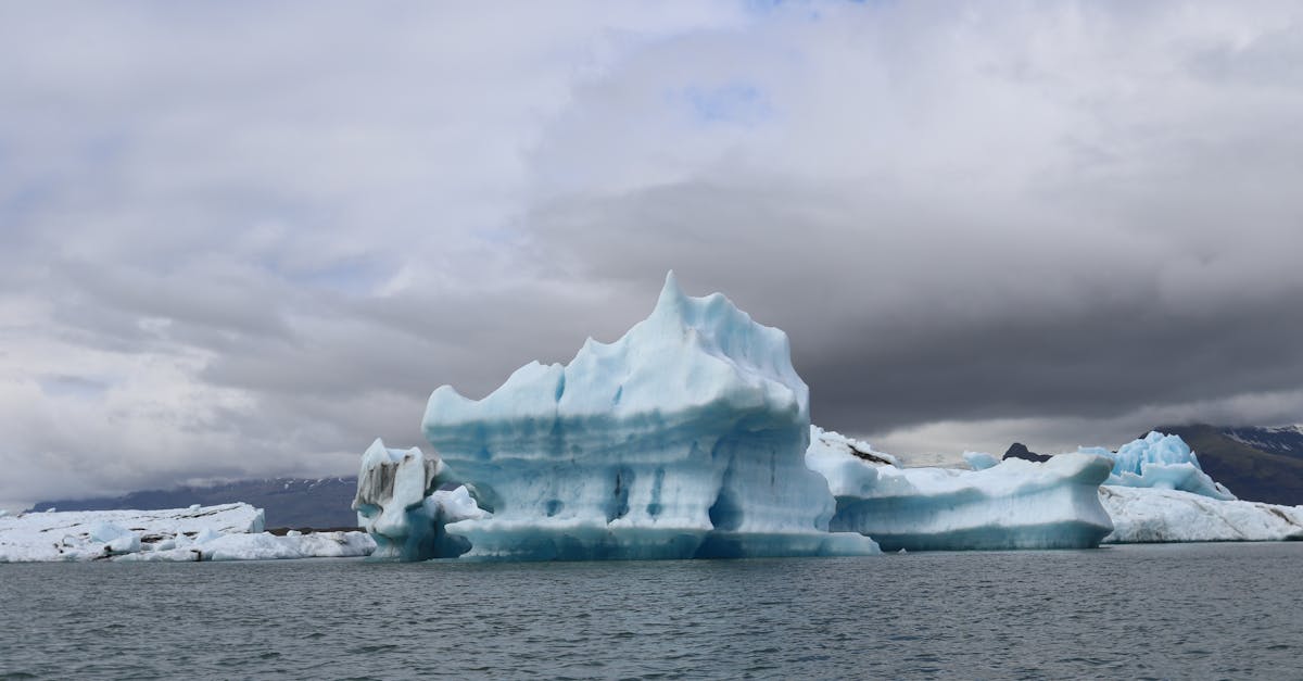 découvrez les merveilles d'islande avec notre guide de voyage complet. explorez des paysages époustouflants, des geysers impressionnants, des chutes d'eau majestueuses et une culture unique. préparez-vous pour une aventure inoubliable au cœur de la nature islandaise.