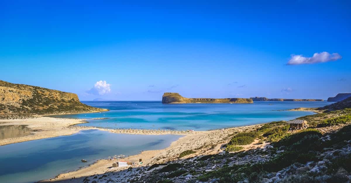 découvrez la beauté envoûtante de la crète, une île grecque riche en histoire, plages paradisiaques et paysages à couper le souffle. explorez ses sites archéologiques, savourez sa délicieuse cuisine méditerranéenne et vivez des moments inoubliables au cœur de cette destination unique.