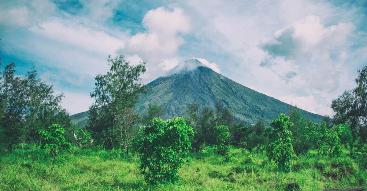 découvrez les merveilles des philippines, un archipel enchanteur composé de plus de 7 000 îles. plages de sable blanc, eaux cristallines, culture riche et chaleureuse, et une biodiversité unique vous attendent. partez à l'aventure et explorez les paysages à couper le souffle de ce paradis tropical.