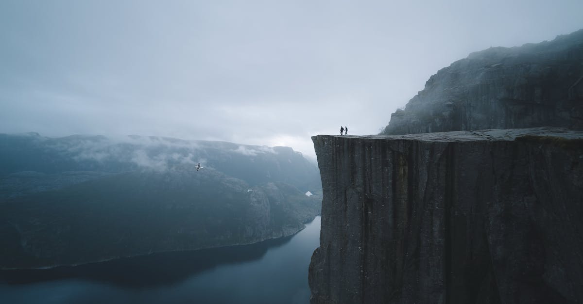 découvrez la beauté spectaculaire de la norvège, un pays nordique réputé pour ses fjords majestueux, ses paysages à couper le souffle et sa riche culture viking. explorez ses villes charmantes, ses aurores boréales et son patrimoine naturel exceptionnel.