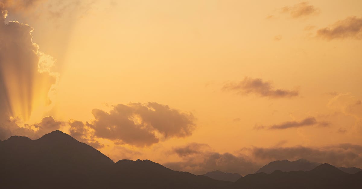 découvrez oman, un pays fascinant du moyen-orient, riche en histoire et en culture. explorez ses paysages époustouflants, ses forts majestueux et ses souks animés. laissez-vous séduire par l'hospitalité omanaise et préparez-vous à une aventure inoubliable sur les rivages de la mer d'arabie.